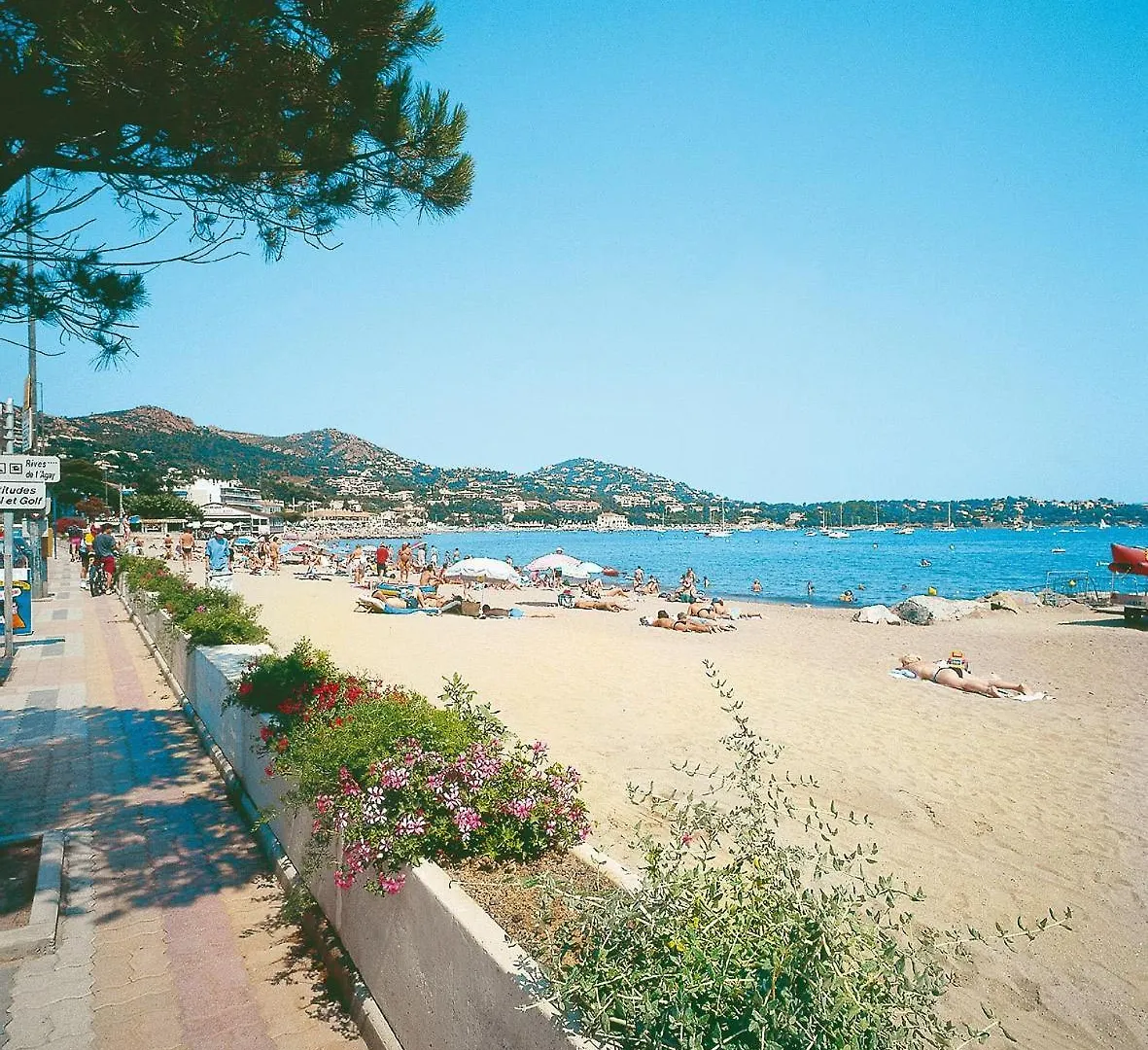 Logis Hotel L'Esterella Saint-Raphael  3*, Saint-Raphael (Var)